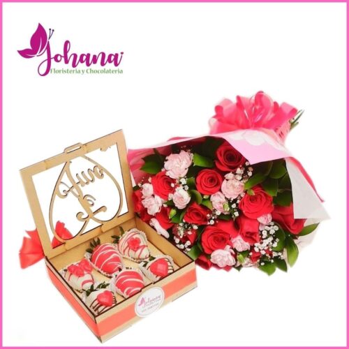 Arreglo floral y fresas