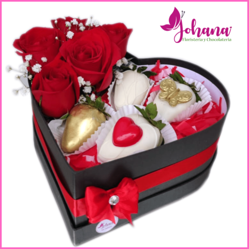 Caja corazón con rosas y fresas