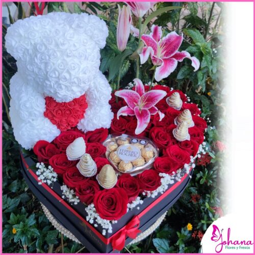 Corazón con rosas fresas, chocolates y oso
