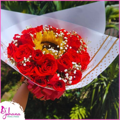 🌞 Pasión Radiante – Bouquet de Rosas Rojas con Girasol Central