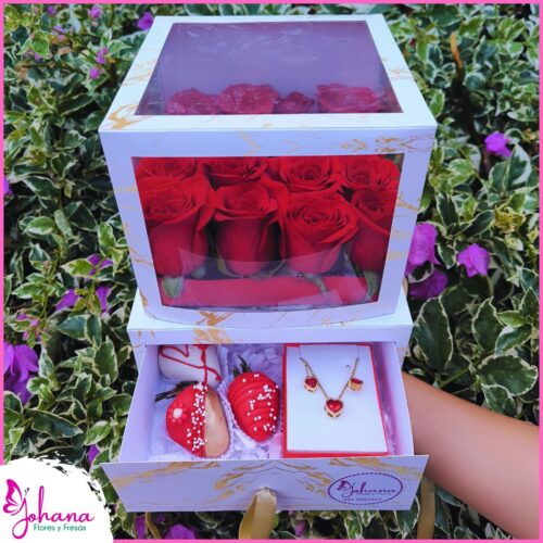 🎁 Tesoro de Amor – Cofre con Rosas, Fresas con Chocolate y Juego de Accesorios