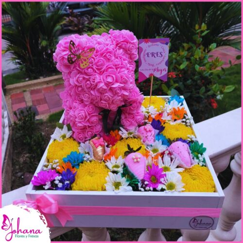 🐻 Dulce Abrazo Floral – Ramo en Base con Oso de Rosas y Fresas