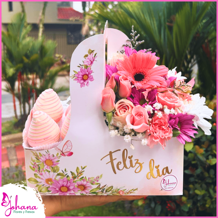 caja con flores y fresas