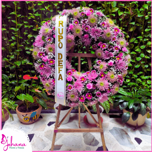 Corona fúnebre en tonos rosados con flores mixtas