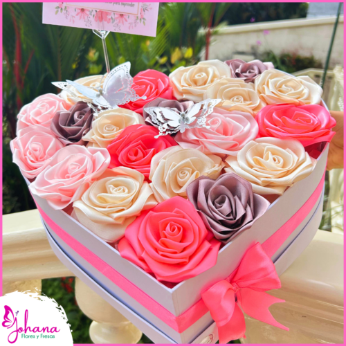 caja corazón con rosas eternas